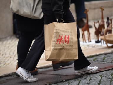 Große Größen bei H&M: Passant trägt Tüte im Sale 