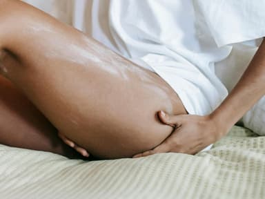 Unterschied Bodylotion Bodymilk Frau trägt Bodylotion auf
