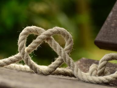 Bondage Seil zum Herz geformt