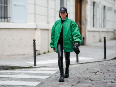 Frau in Lederleggings