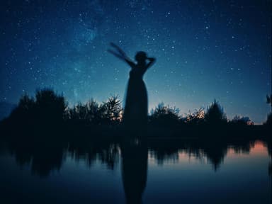 Silhouette einer Frau vor Sternenhimmel