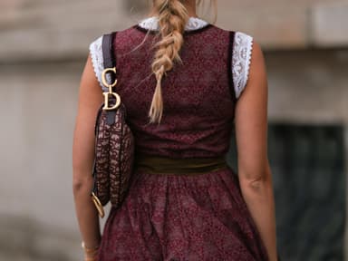 Frau mit einer Handtasche zum Dirndl