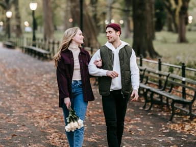 Frau und Mann gehen Arm in Arm