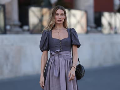 Frau im Dirndl auf Oktoberfest