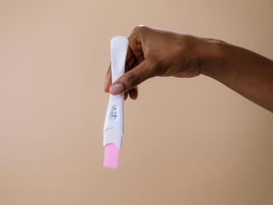 Person hält Schwangerschaftstest in der Hand