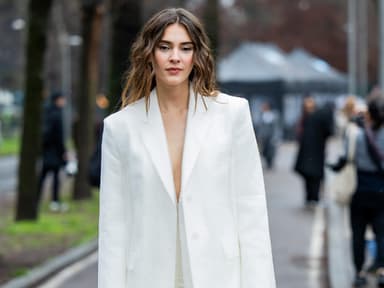 Stefanie Giesinger im weißem Zweiteiler