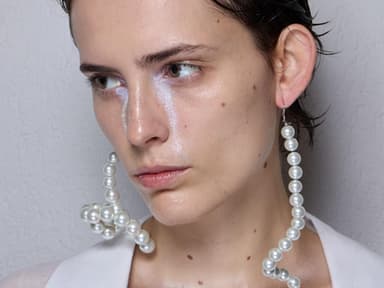 Frau im Frosty Make-up-Look