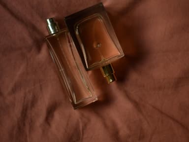 Honig-Parfums: Flakon auf braunem Tuch