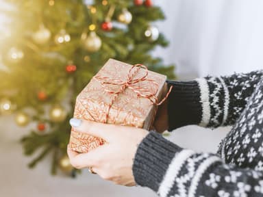 Person mit Geschenk