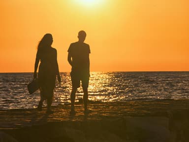Personen vor Sonnenuntergang