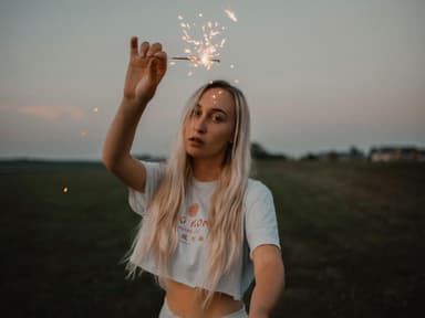 Horoskop: Frau mit Wunderkerze