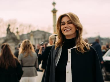 Frau mit schulterlangem Haar