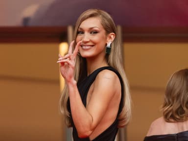 Bella Hadid zeigt Peace-Zeichen