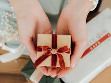 Eine Frau hält ein Geschenk in der Hand