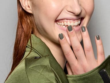 Statt Rot: Diese Nagellackfarbe passt zu deiner ganzen Herbstgarderobe