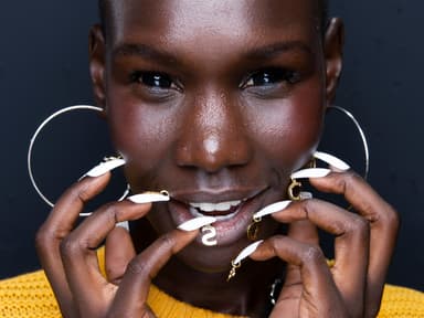 Model mit Pierced Nails