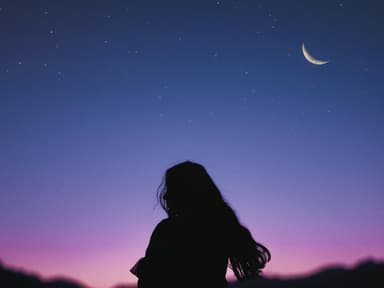 Frau steht vor Sternenhimmel Frau steht vor Sternenhimmel