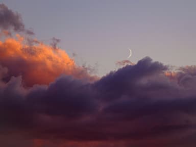 Wolkenhimmel mit Mond