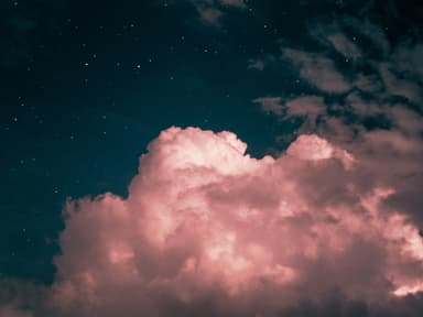 Sternenhimmel mit rosa Wolke