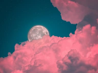 Vollmond hinter rosa Wolken