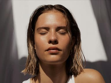 Frau mit geschlossenen Augen