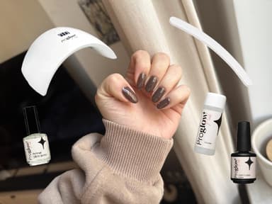 Collage einer Hand mit braunem Nagellack und Freistellern von Nagelprodukten.