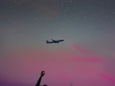 Sternenhimmel mit Flugzeug am Horizont