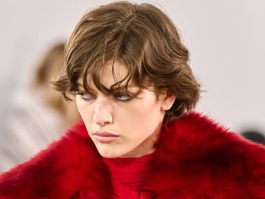 Frau mit wildem Kurzhaarschnitt