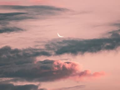 Für welche drei Sternzeichen das Wochenende zur Stolperfalle wird? Das liest du hier. Rosa Himmel mit Sichelmond und Wolken