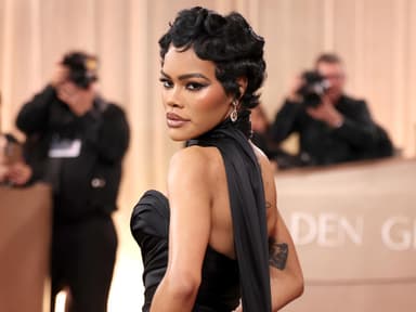 Teyana Taylor mit einem schwarzen Kleid mit Strass über dem Hintern.