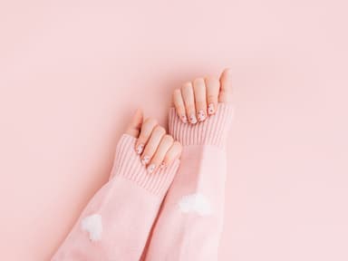 Fingernägel mit kleinen Herzen