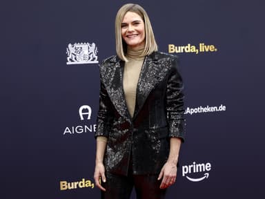 Hazel Brugger mit einem Hosenanzug aus Pailletten auf dem Roten Teppich.