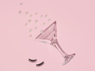 Cocktailglas und Fake Lashes Cocktailglas und Fake Lashes