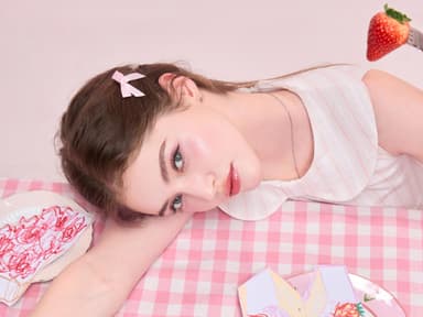 Junge Frau mit süßem Make-up und gedecktem Tisch