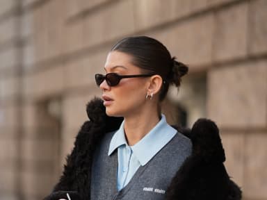 Frau mit Sleek Hairstyle Frau mit Sleek Hairstyle