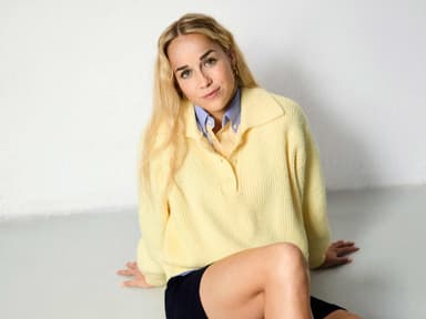 Giulia in ihrem Lieblings-TK Maxx-Look vom Shooting: Strickpullover im Polo-Stil, Hemdbluse im Patchwork-Look, Shorts mit Umschlag, Loafer, Ohrringe, Ringe und Socken von TK Maxx. Giulia in ihrem Lieblings-TK Maxx-Look vom Shooting: Strickpullover im Polo-Stil, Hemdbluse im Patchwork-Look, Shorts mit Umschlag, Loafer, Ohrringe, Ringe und Socken von TK Maxx.