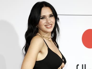 Vanessa Borck mit einem schwarzen Kleid mit Cut-outs.