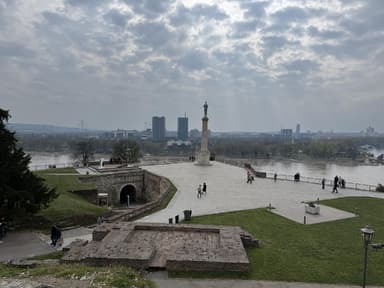 Ein Blick auf den Park bei der Festung in Belgrad mit einem Fluss im Hintergrund.