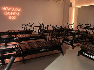 Mehrere Megaformer in einem Studio mit einem Neonsign an der Wand.