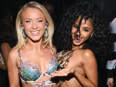 Zara Larsson und Tyla in glitzernden Bikini-Looks strahlen in die Kamera.