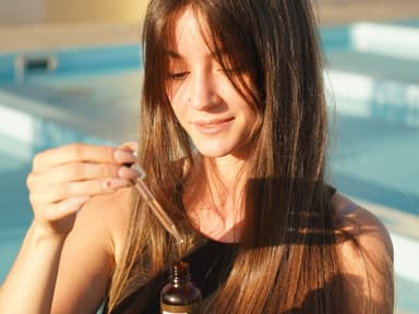 Frau mit langem Haar und Haaröl