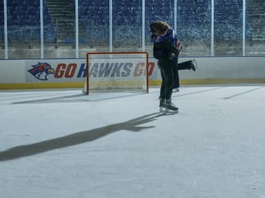 Eishockeyserien erleben aktuell einen regelrechten Hype. Ein Mann und eine Frau fallen sich auf einem Eishockeyfeld in die Arme.
