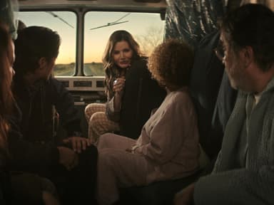 „The Boroughs“ vereint Spannung, Mystery und Science-Fiction. Eine Frau sitzt mit mehreren Personen und Kindern in einem Auto.