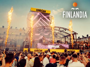 Das Echelon Festival ist bekannt für elektronische Musik. Echelon Festival Bühne mit Feuer und einer Menschenmenge.