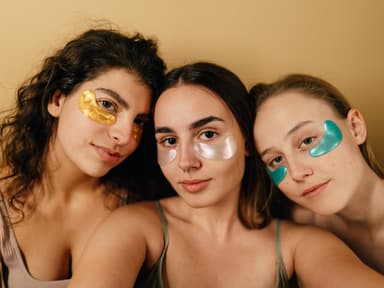 Freundinnen mit Augenpads drauf Freundinnen mit Augenpads drauf