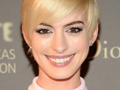 Anne Hathaway bleibt blond