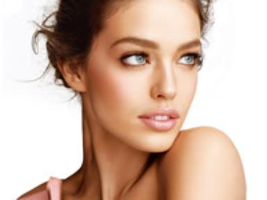 Make-up: Rouge auftragen