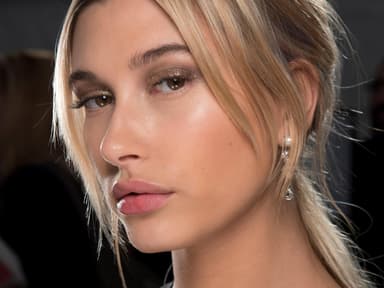 Hailey Baldwin goldener Lidschatten