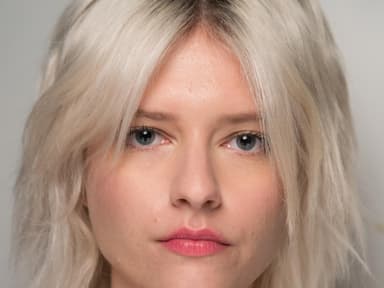 Fransig geschnittene halblange Haare
