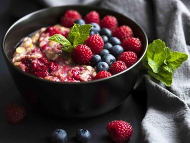 Frühstück-bowl-gesund-früchte-beeren